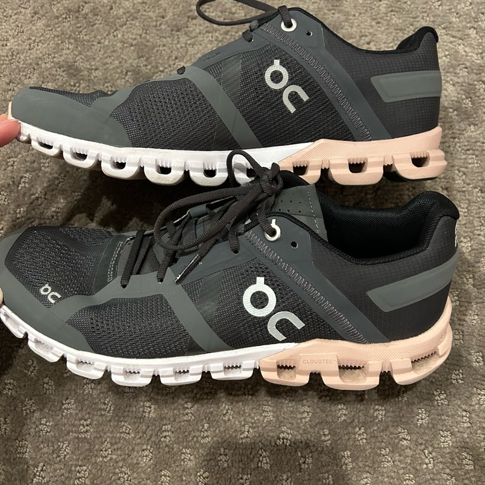 On Cloudflow running shoes.